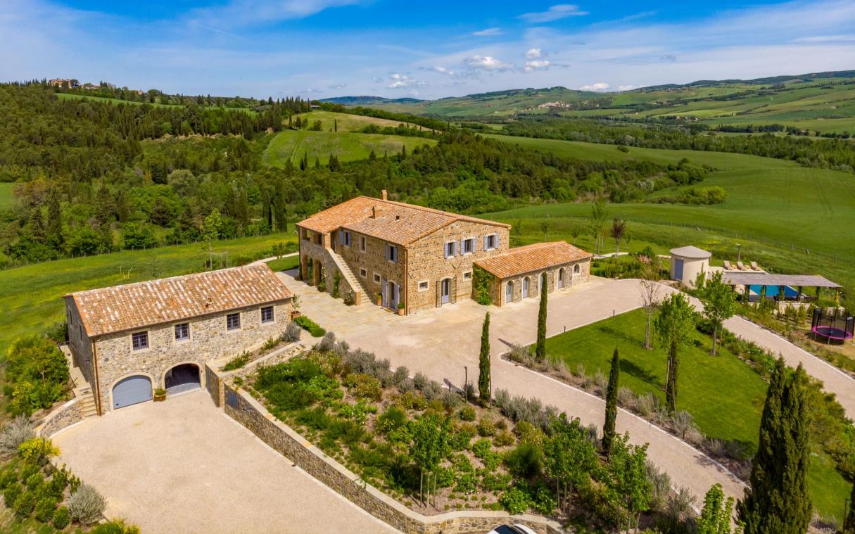 villa-val-d-orcia-tuscany-italy-countryside-luxury-pool-podere-capanelle-aer (1)