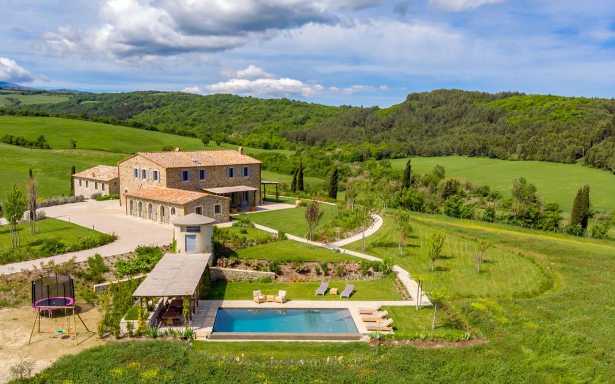 villa-val-d-orcia-tuscany-italy-countryside-luxury-pool-podere-capanelle-aer (5)
