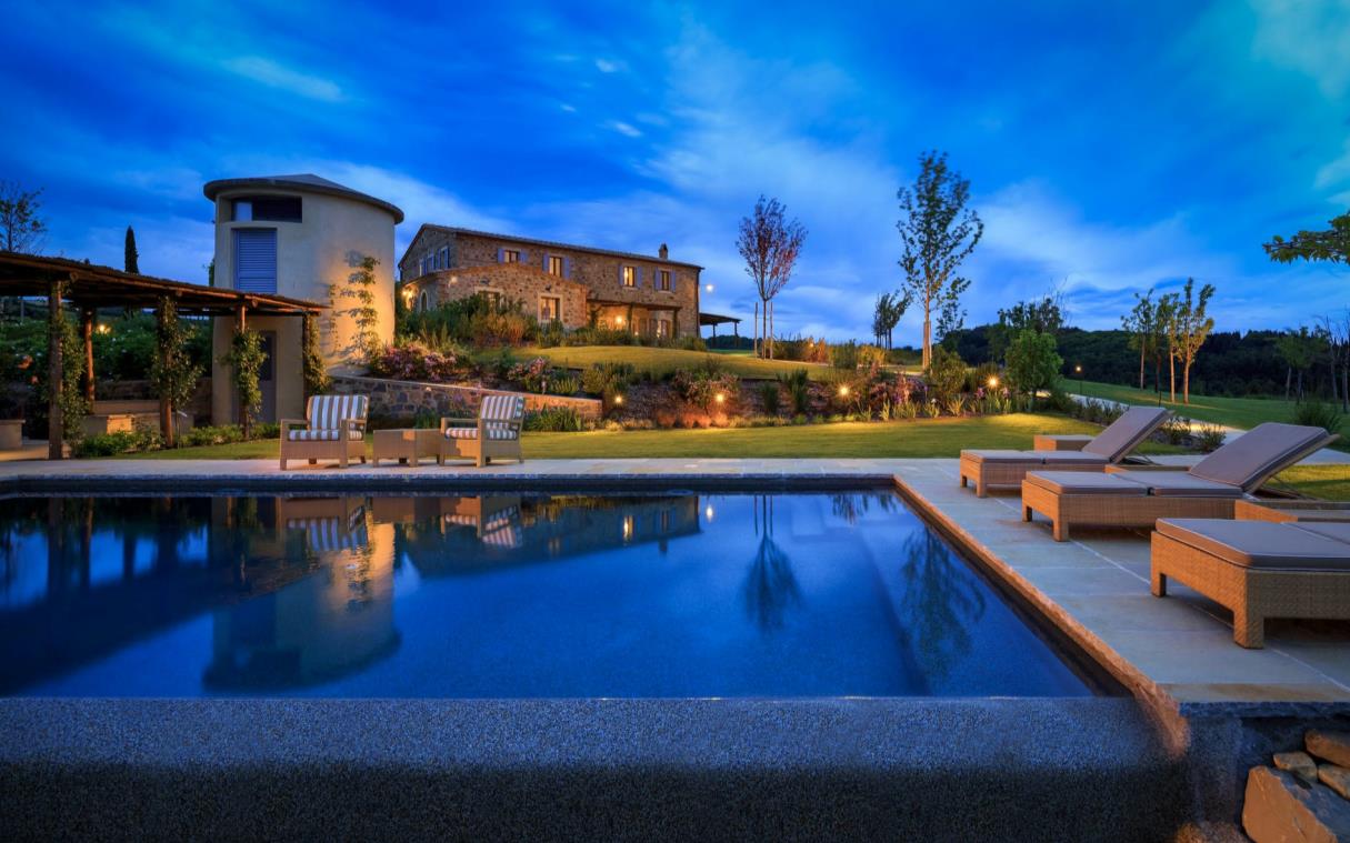 villa-val-d-orcia-tuscany-italy-countryside-luxury-pool-podere-capanelle-swim