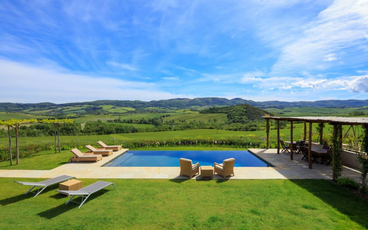 villa-val-d-orcia-tuscany-italy-countryside-luxury-pool-podere-capanelle-swim (4)