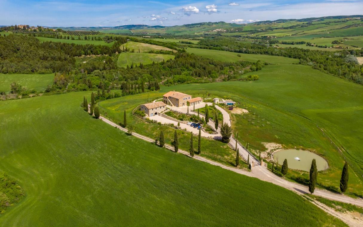 villa-val-d-orcia-tuscany-italy-countryside-luxury-pool-podere-capanelle-aer (3)