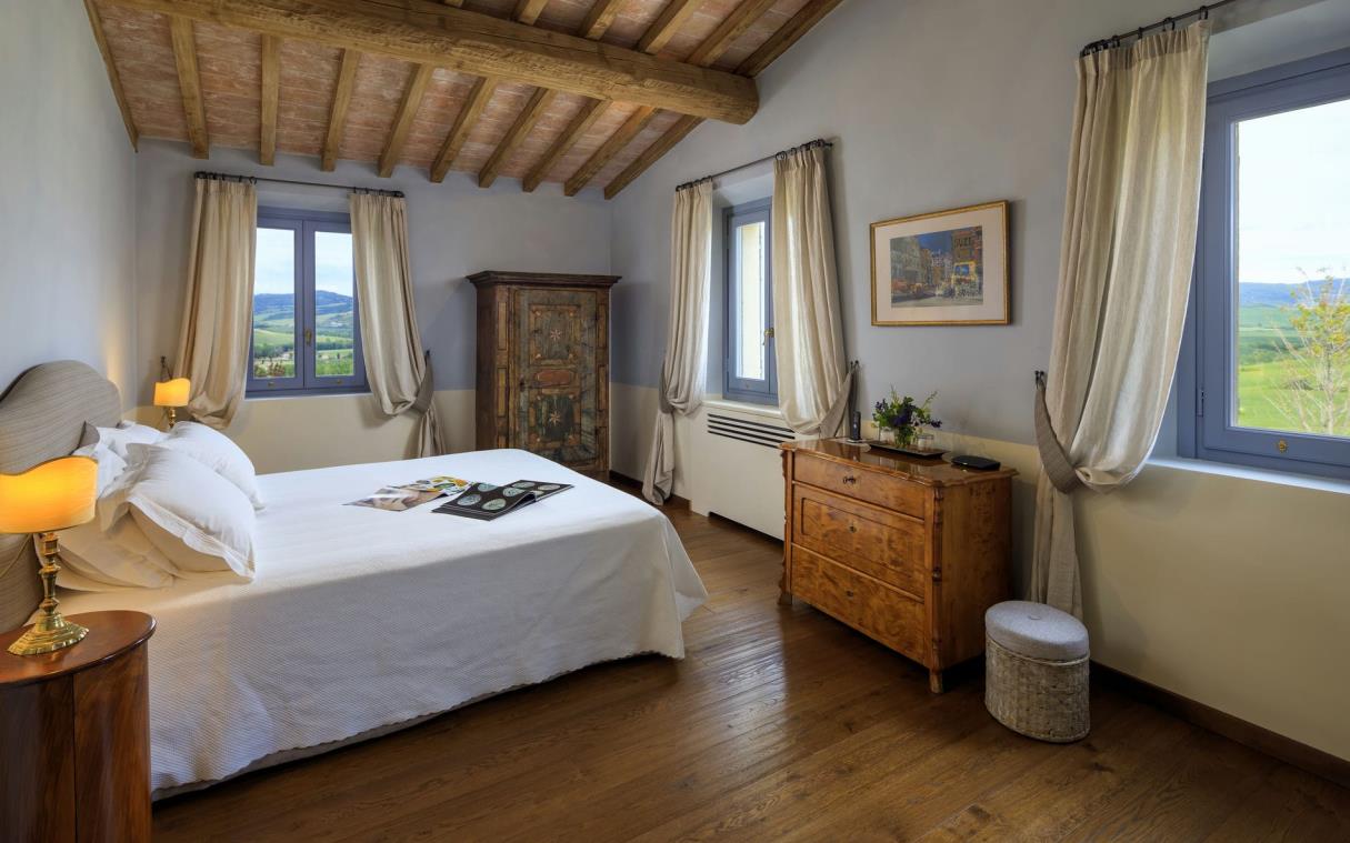 villa-val-d-orcia-tuscany-italy-countryside-luxury-pool-podere-capanelle-bed (2)