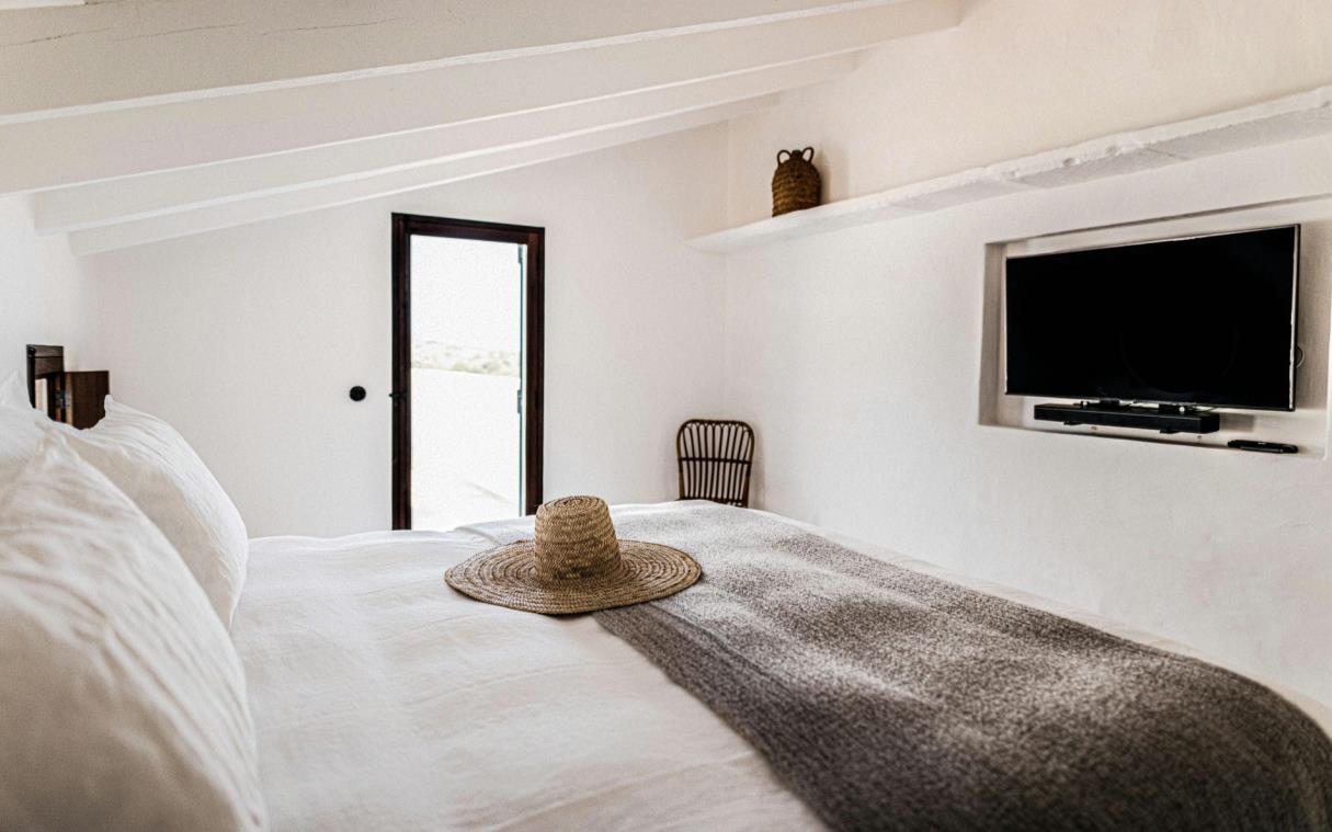 villa-menorca-balearic-islands-spain-luxury-sea-finca-bellavista-bed 3 (2)