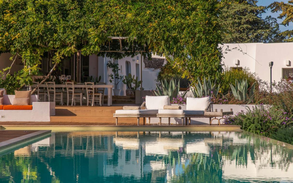 villa-apulia-italy-luxury-pools-countryside-dimora-semplici-swim 1 (13)