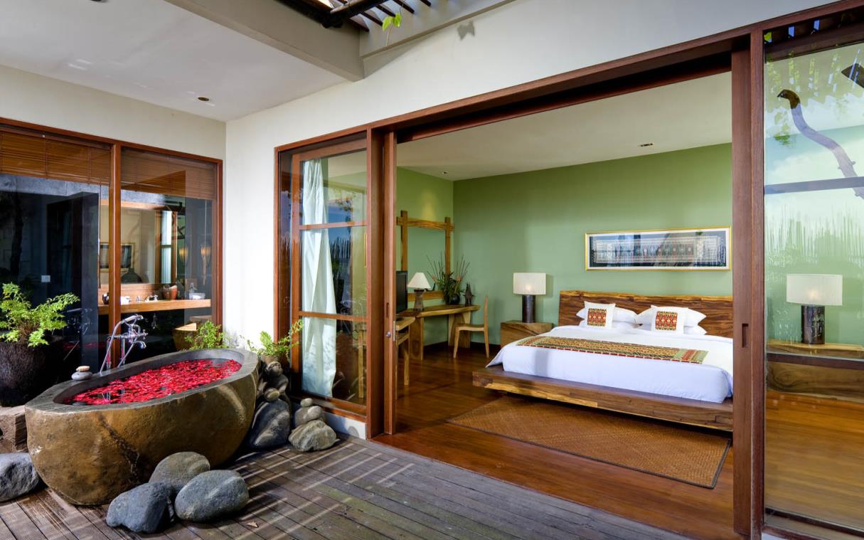 villa-bali-indonesia-luxury-pool-longhouse-bed (6).jpg