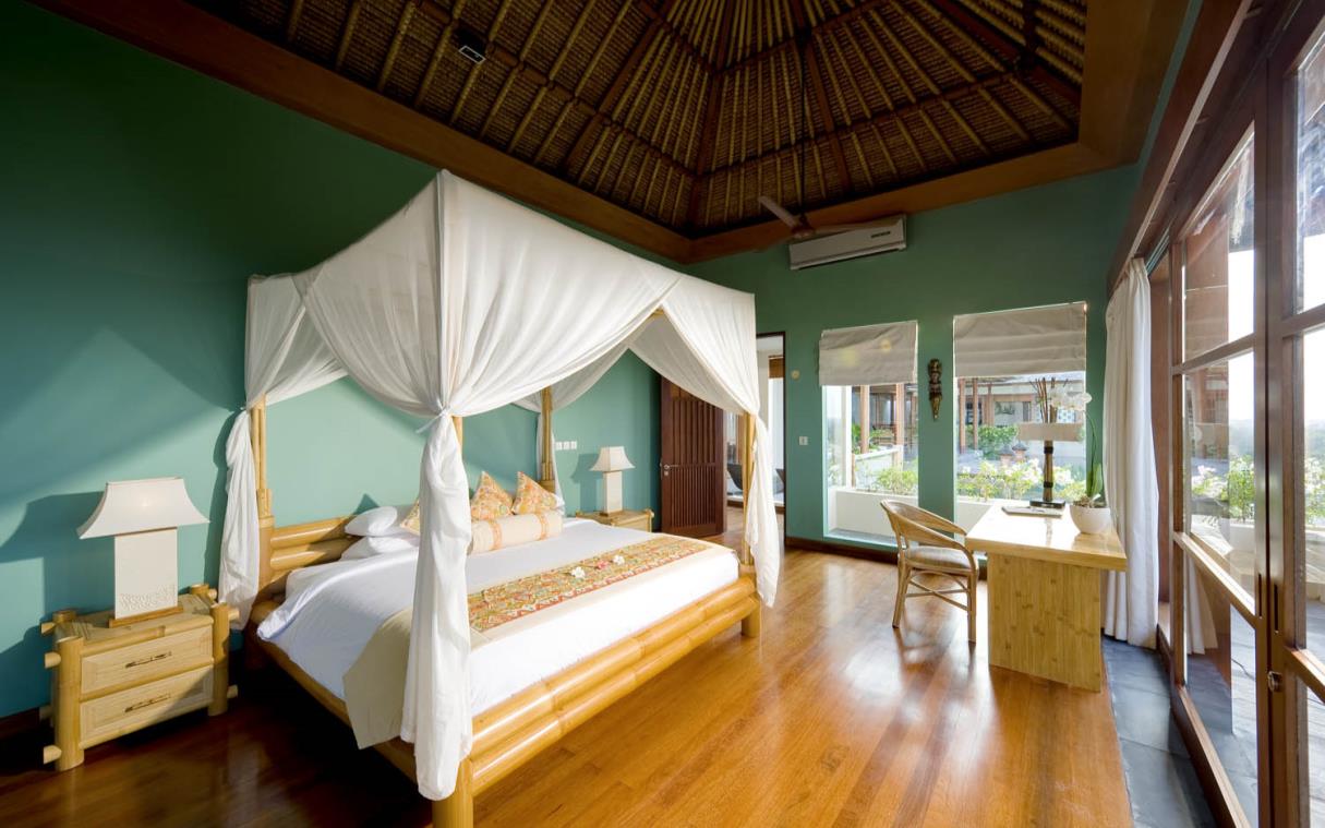 villa-bali-indonesia-luxury-pool-longhouse-bed (3).jpg