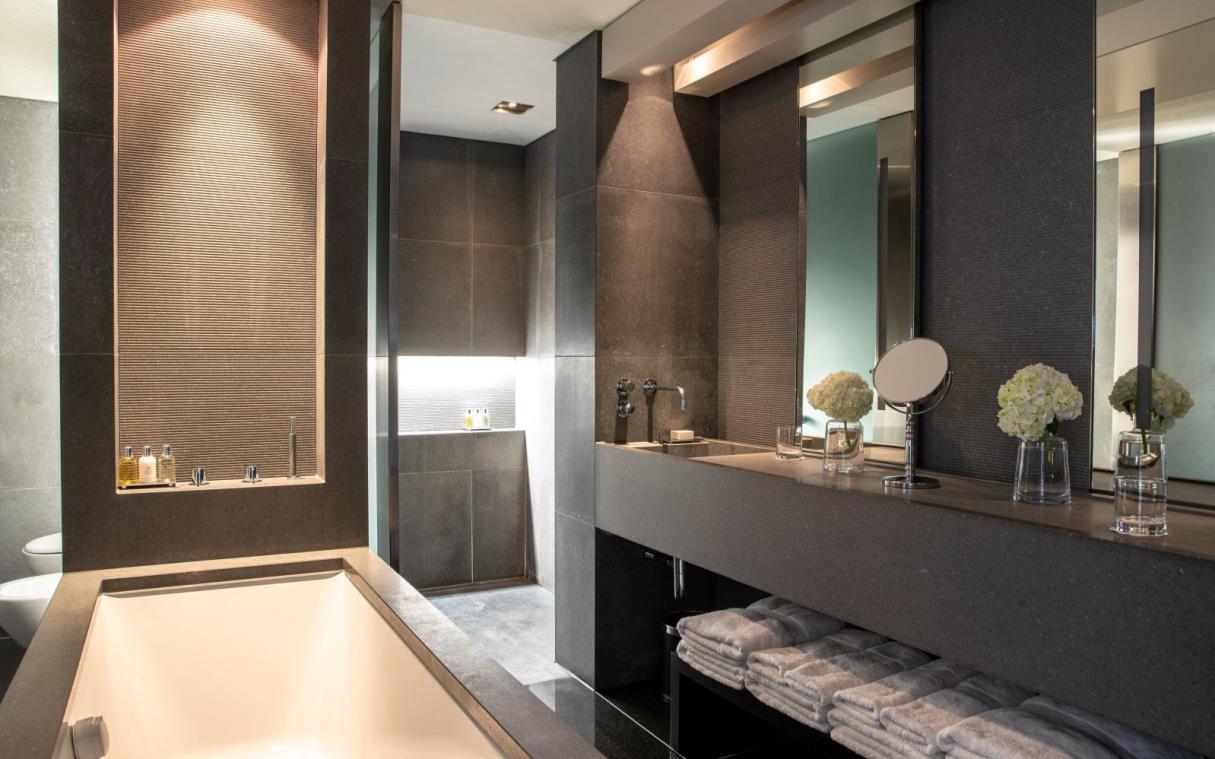 apartment-london-mayfair-luxury-grosvenor-house-penthouse-suite-bath (1).jpg