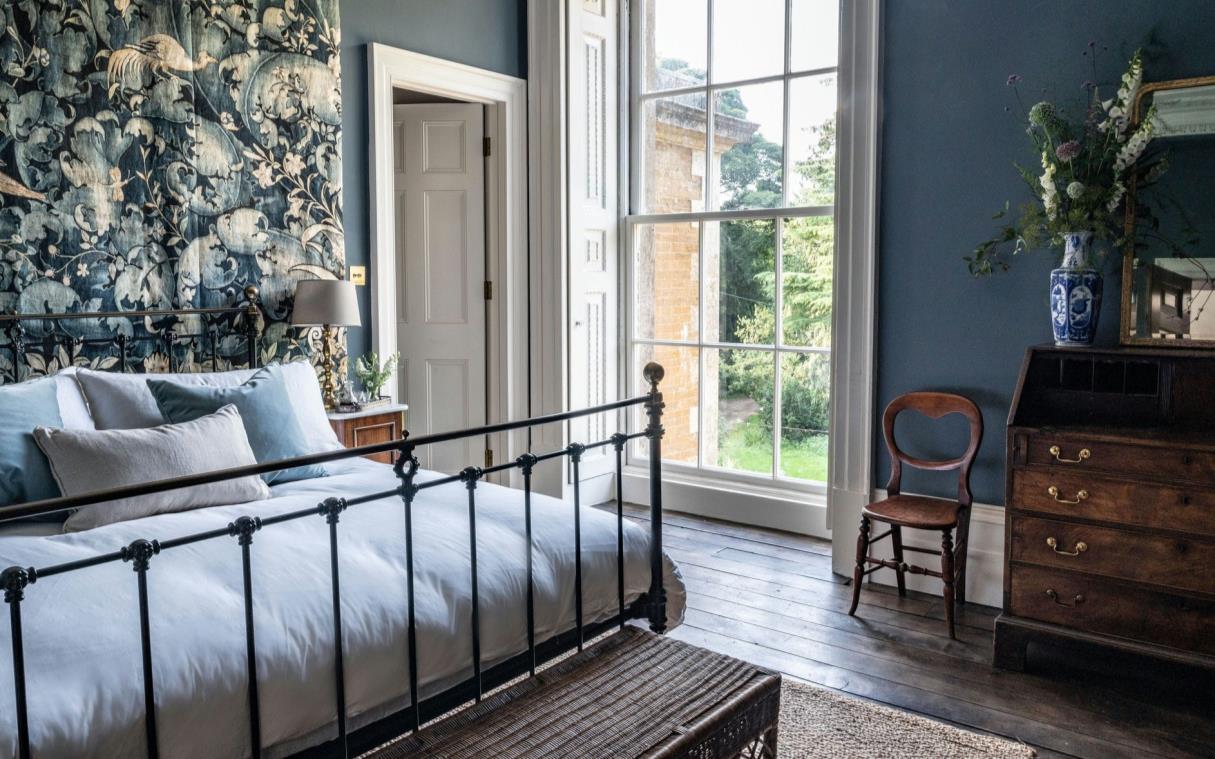 villa-leicestershire-england-uk-manor-house-luxury-keythorpe-hall-bed (2)