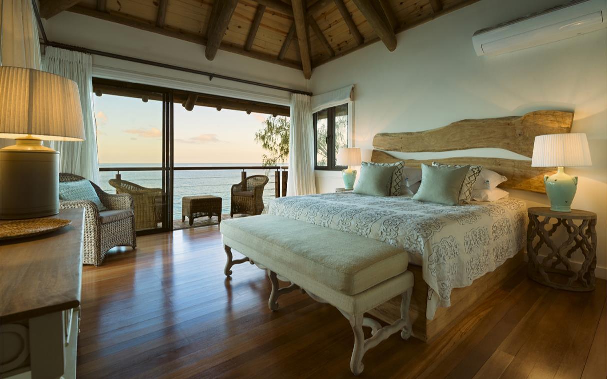 villa-seychelles-indian-ocean-luxury-pool-sea-monkey-bed-1.jpg