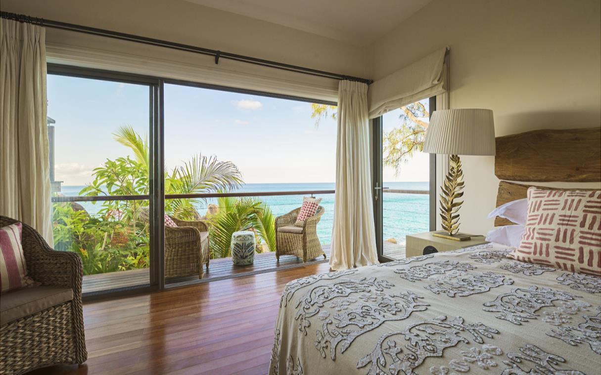 villa-seychelles-indian-ocean-luxury-pool-sea-monkey-bed.jpg
