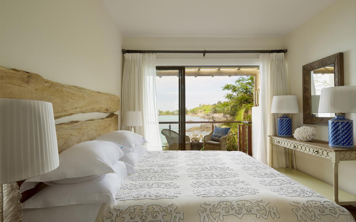 villa-seychelles-indian-ocean-luxury-pool-sea-monkey-bed-3.jpg