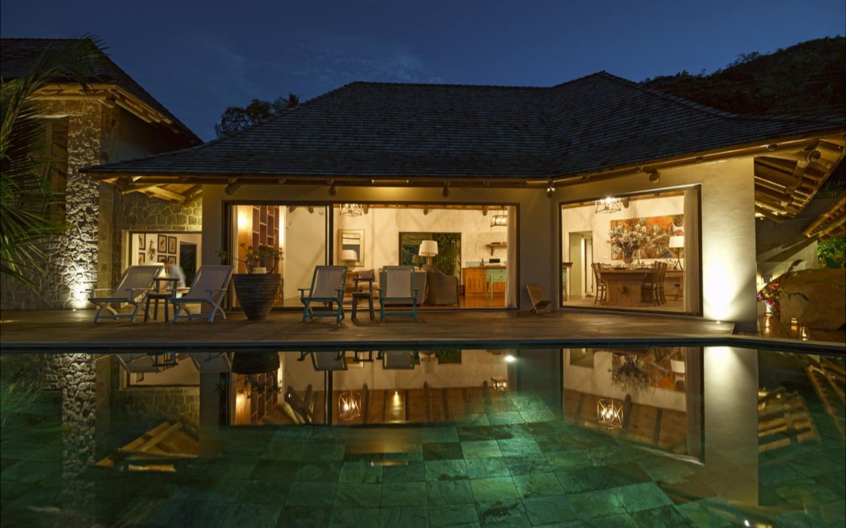 villa-seychelles-indian-ocean-luxury-pool-sea-monkey-ext.jpg
