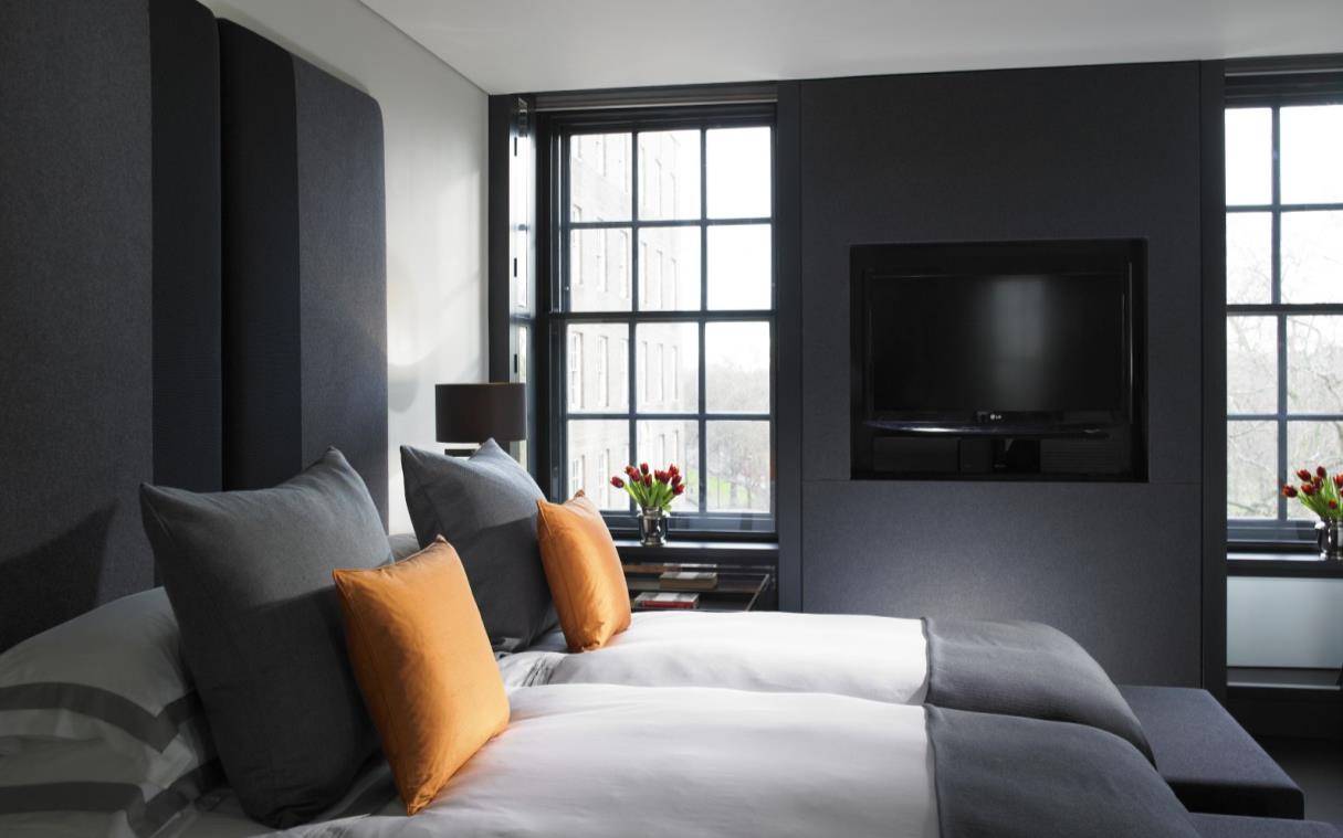apartment-london-luxury-two-bedroom-park-suite-bed.jpg