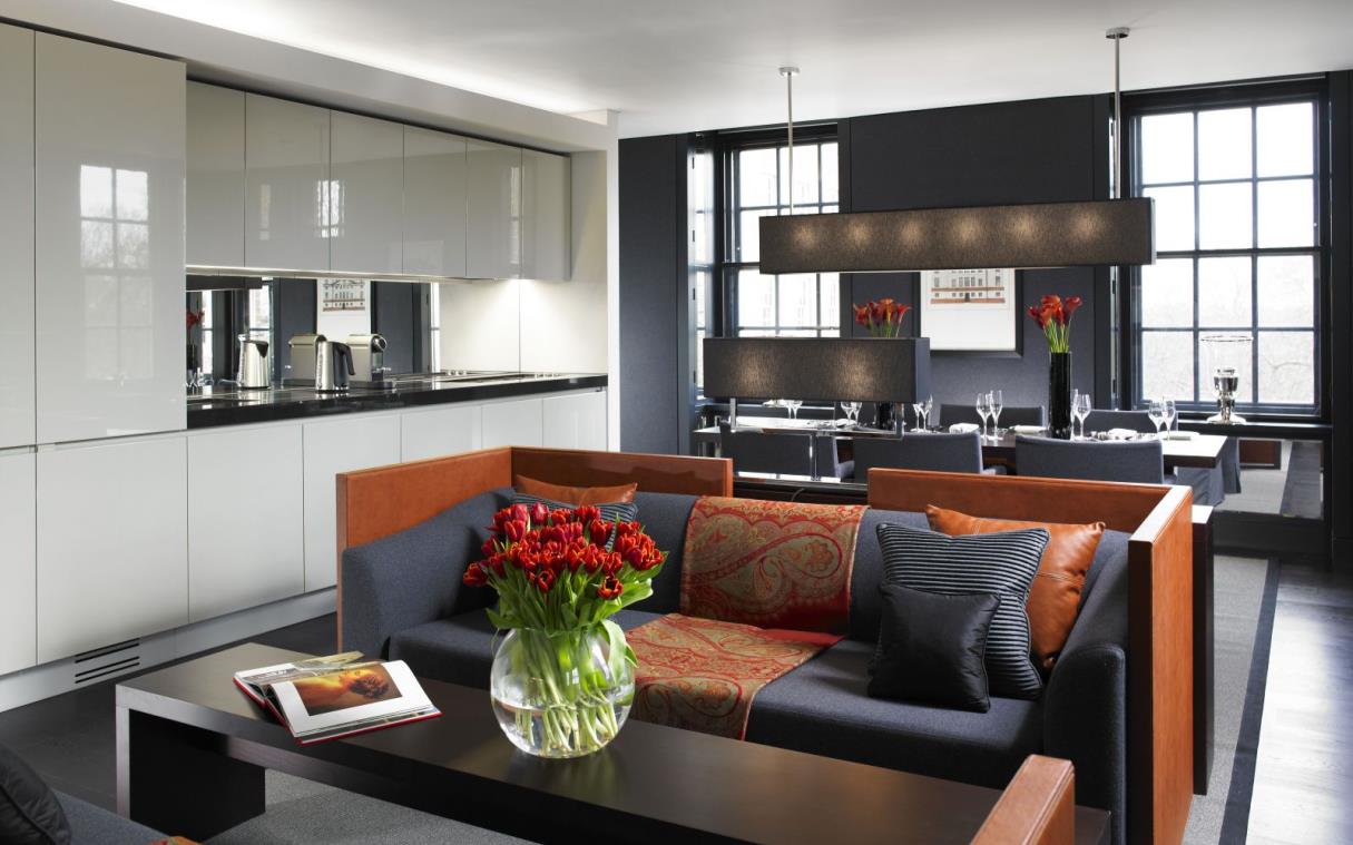 apartment-london-luxury-two-bedroom-deluxe-suite-liv (3).jpg