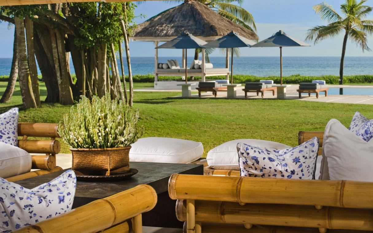 villa-bali-indonesia-luxury-beachfront-atas-ombak-out-liv (3).jpg