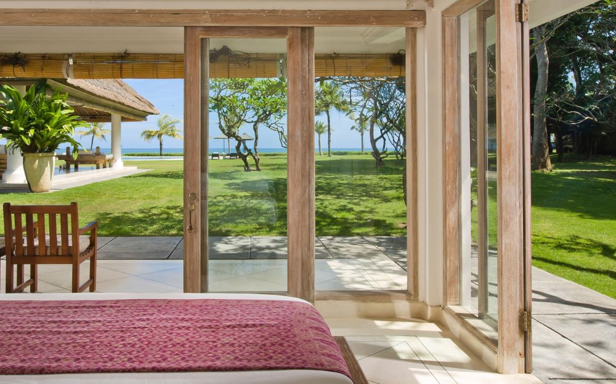 villa-bali-indonesia-luxury-beachfront-atas-ombak-bed (3).jpg