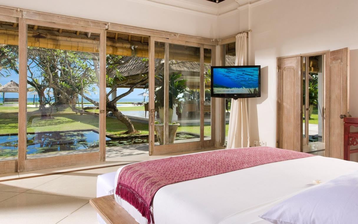 villa-bali-indonesia-luxury-beachfront-atas-ombak-bed (1).jpg