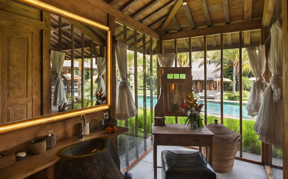 Villa Umalas Seminyak Bali Indonesia Luxury Wellness Spa Pool Kayu Bath 1