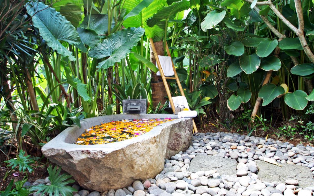 Villa Umalas Seminyak Bali Indonesia Luxury Wellness Spa Pool Kayu Bath 10