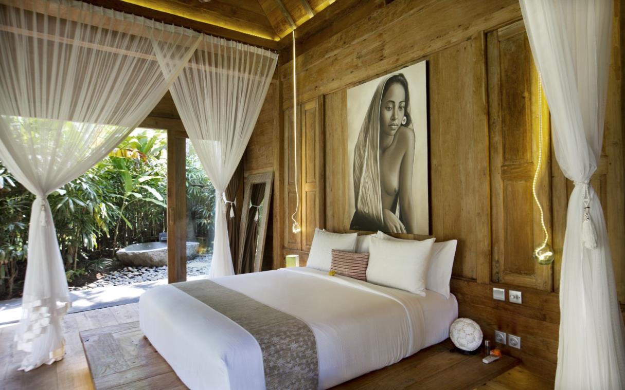 Villa Umalas Seminyak Bali Indonesia Luxury Wellness Spa Pool Kayu Bed 3