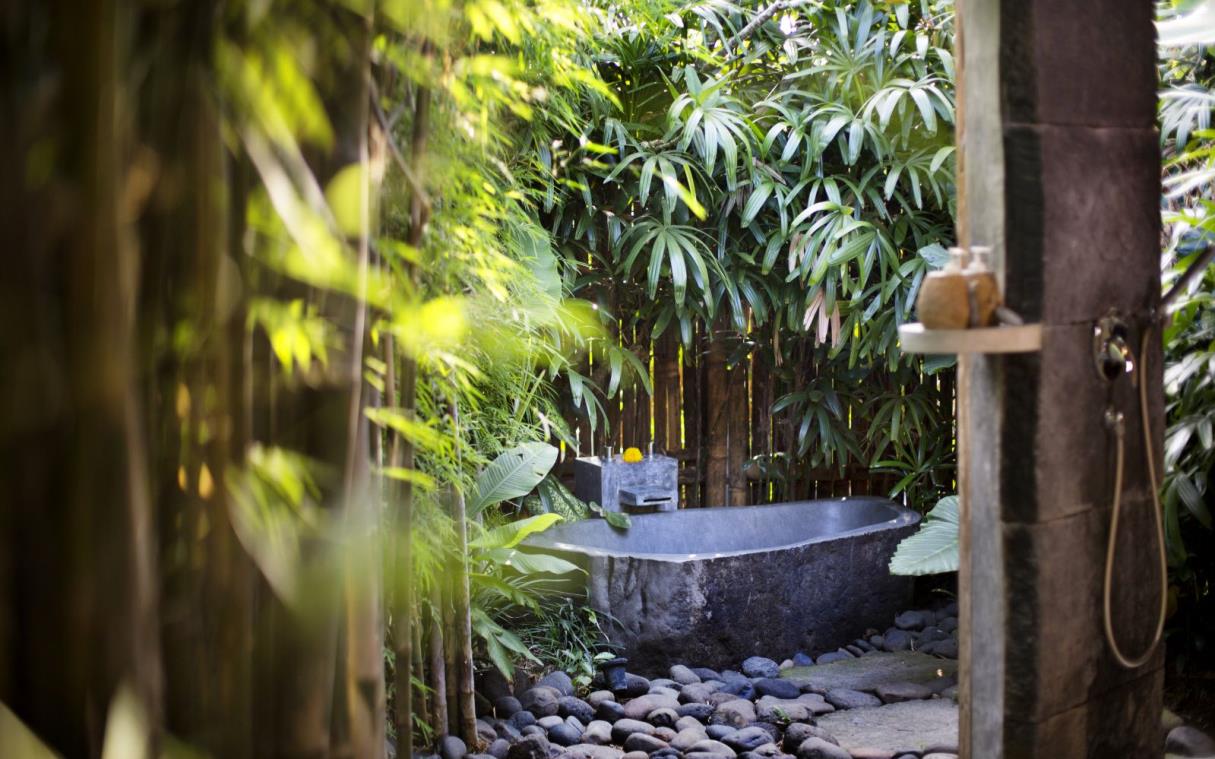 Villa Umalas Seminyak Bali Indonesia Luxury Wellness Spa Pool Kayu Bath 8