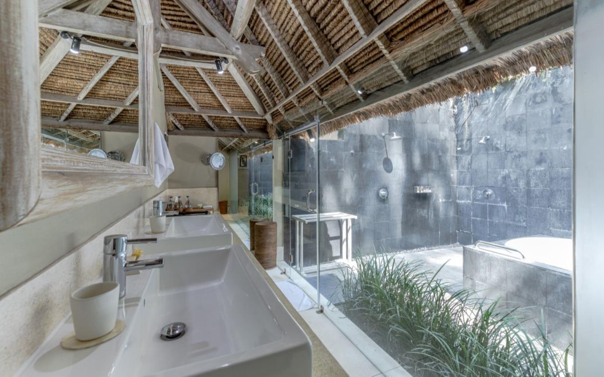 Villa Canggu Bali Indonesia Luxury Pool Sungai Jungle House I Bath 1