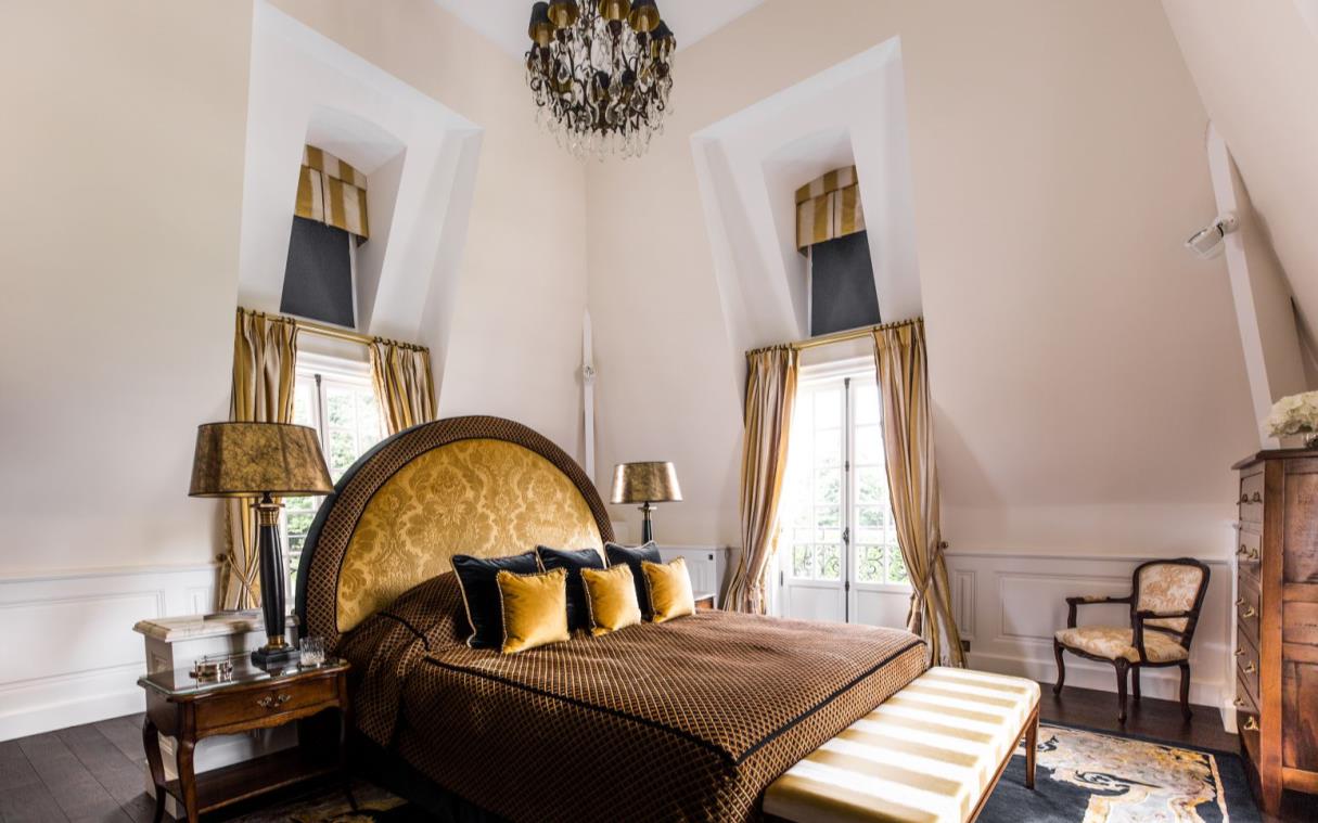 Chateau-Loire-Valley-France-Luxury-Golf-Du-Coudreceau-bed (5).jpg