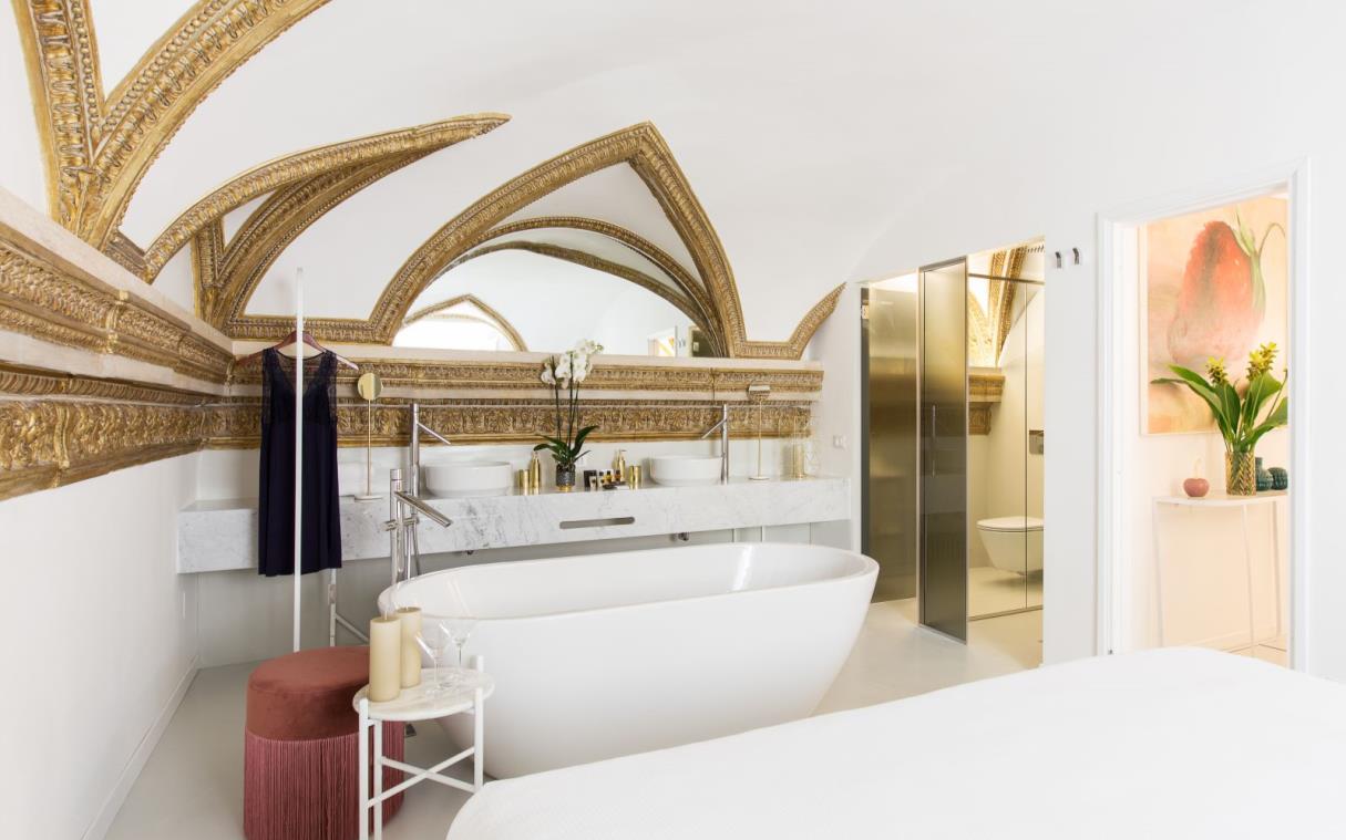 apartment-rome-italy-luxury-suite-costaguti-experience-bed-bat-mez.jpg