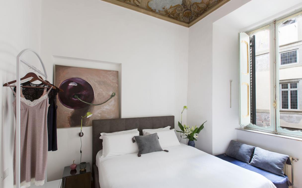 apartment-rome-italy-luxury-suite-costaguti-experience-bed (4).jpg