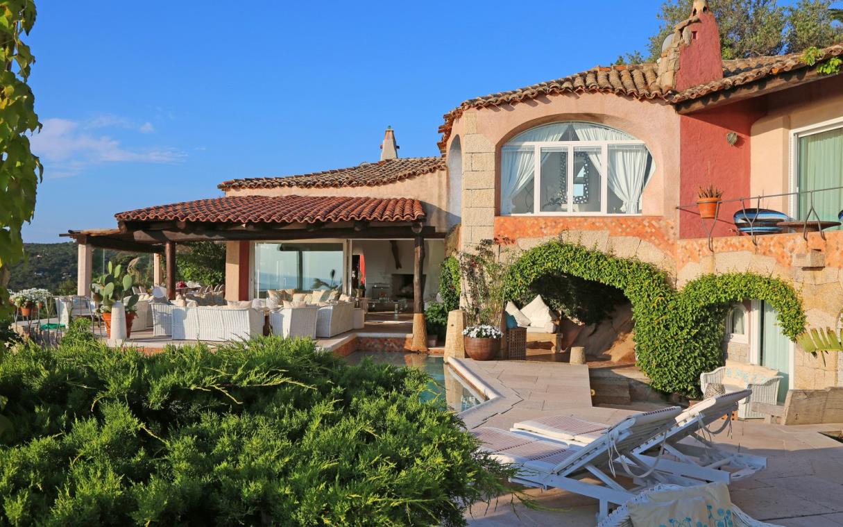 villa-porto-cervo-sardinia-italy-luxury-pool-views-anna-ext-1.jpg