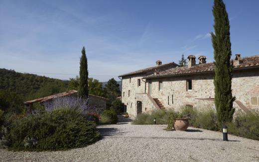 villa-umbria-tuscany-italy-countryside-pool-lazzari-ext (2).jpg