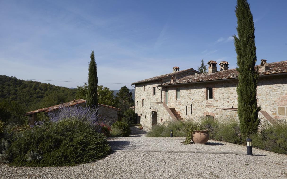 villa-umbria-tuscany-italy-countryside-pool-lazzari-ext (2).jpg