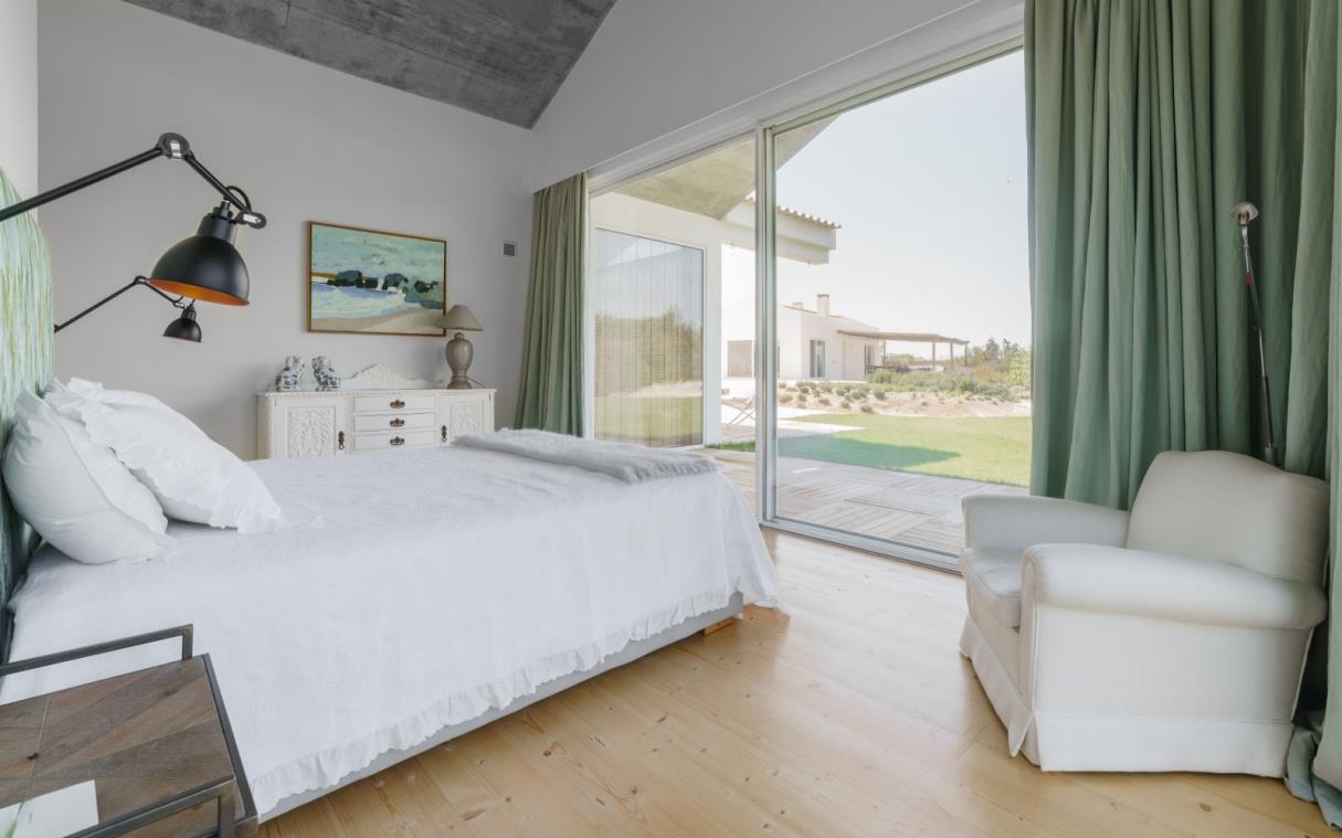 villa-comporta-portugal-pool-luxury-spacious-casa-de-oliveira-bed (2).jpg