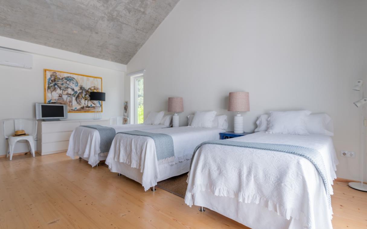 villa-comporta-portugal-pool-luxury-spacious-casa-de-oliveira-bed (3).jpg