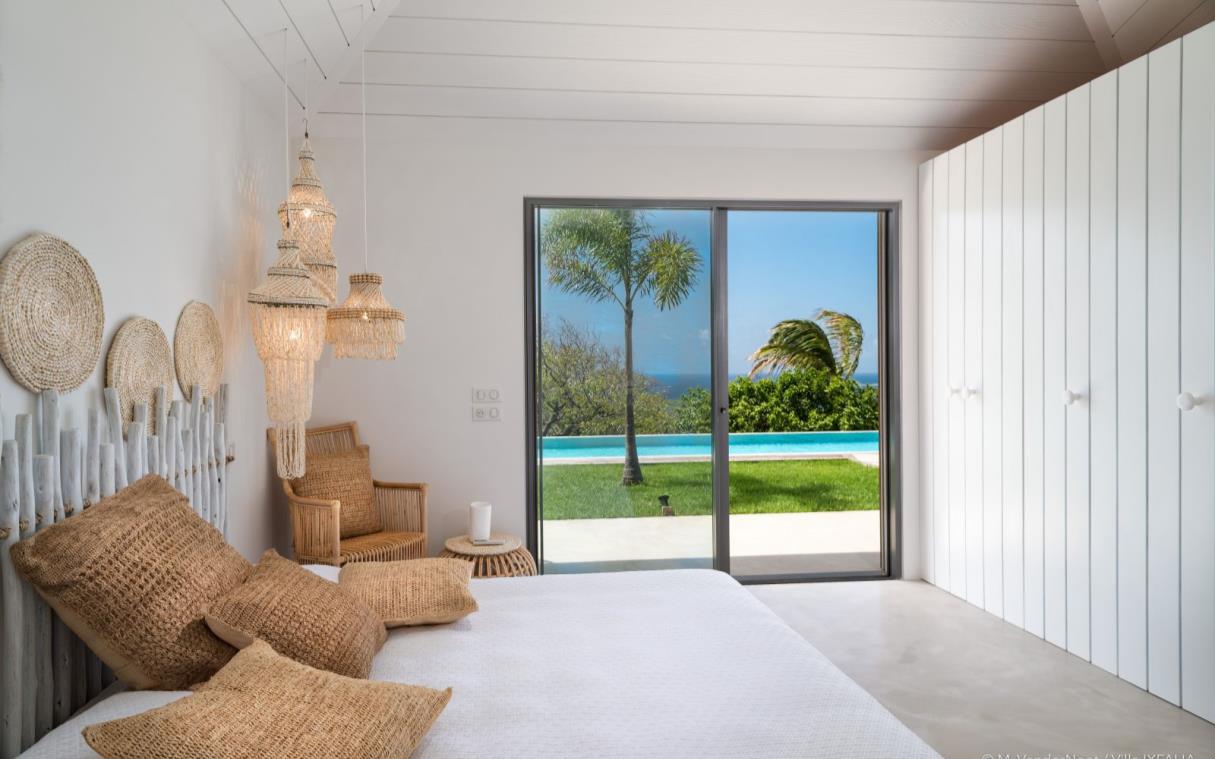 villa-st-barts-caribbean-luxury-swimming-pool-ixfalia-bed (2).jpg