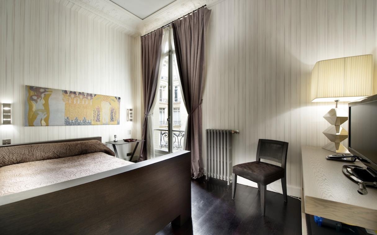 apartment-paris-france-luxury-modern-16th-arrondissement-bed (8).jpg