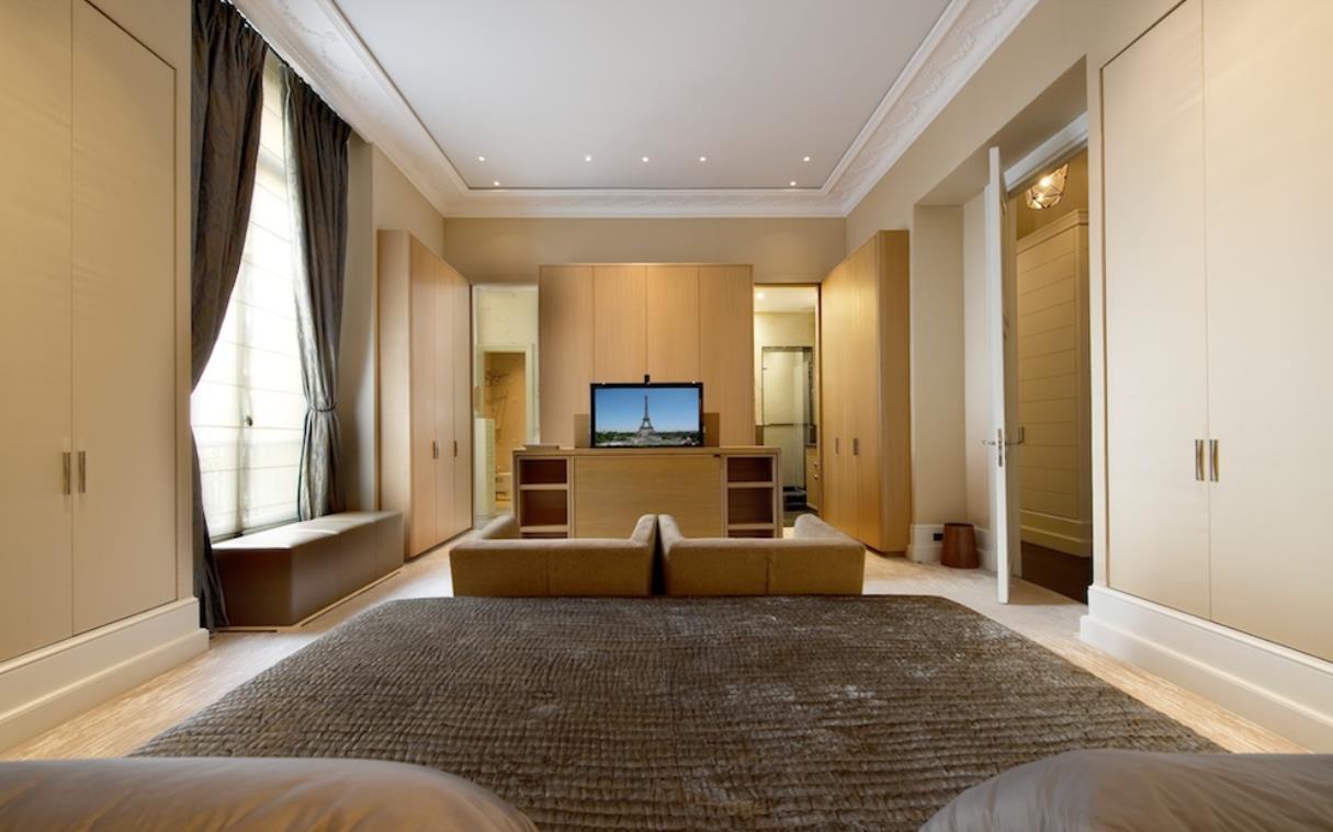 apartment-paris-france-luxury-modern-16th-arrondissement-bed (5).jpg