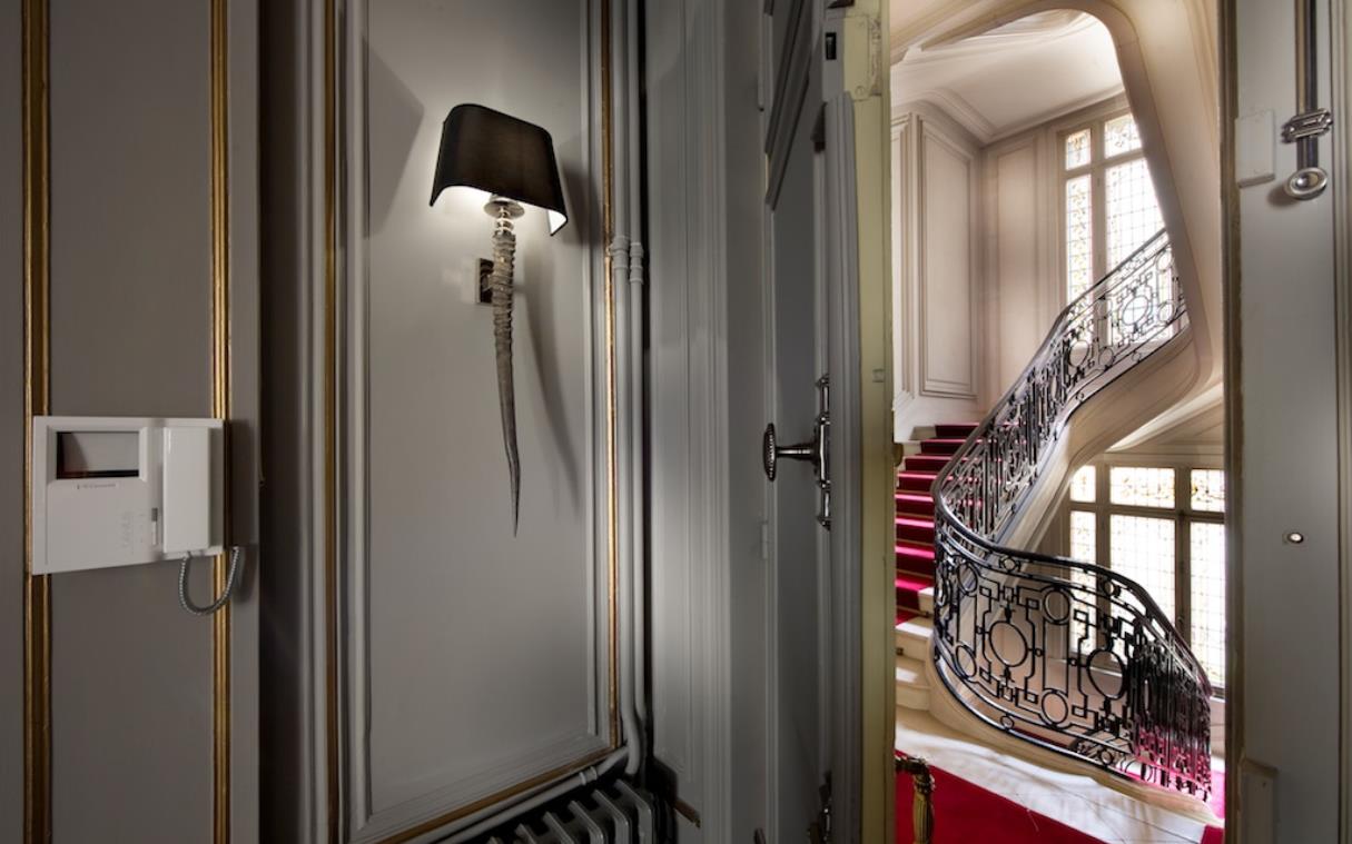 apartment-paris-france-luxury-modern-16th-arrondissement-ent (2).jpg