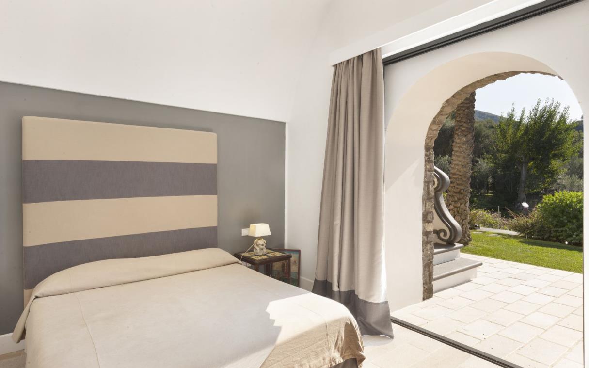 villa-amalfi-coast-italy-luxury-pool-exclusive-la-palma-bed (3).jpg
