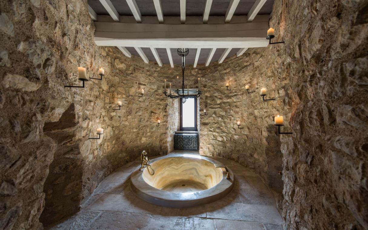 castle-perugia-umbria-italy-luxury-spa-pool-castello-procopio-bed (10).jpg