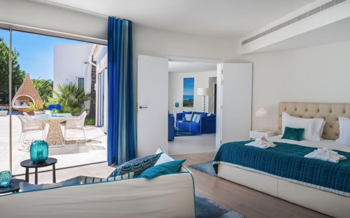 villa-algarve-portugal-luxury-pool-beach-praia-bed (2).jpg