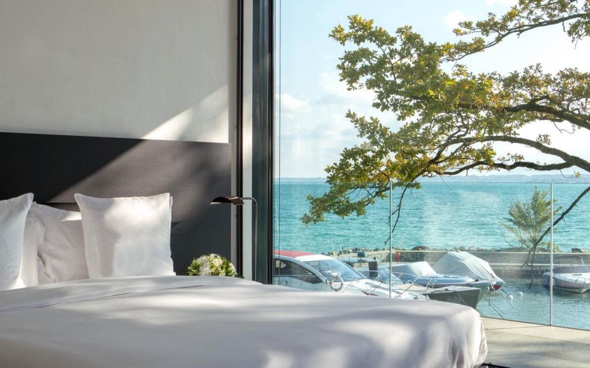 villa-geneva-switzerland-luxury-lakefront-modern-hotel-facilities-du-lac-bed-1.jpg