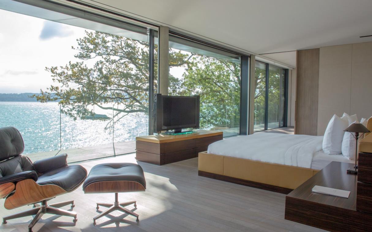 villa-geneva-switzerland-luxury-lakefront-modern-hotel-facilities-du-lac-bed-3.jpg
