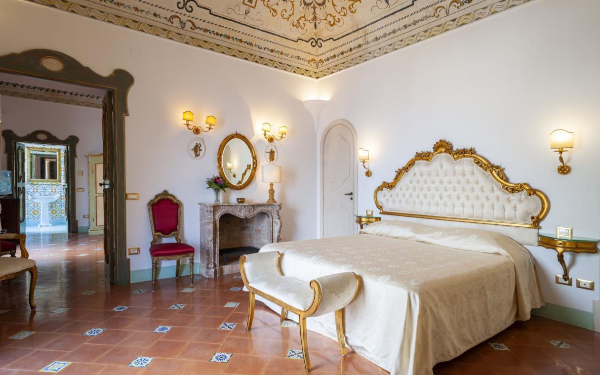 villa-positano-amalfi-coast-italy-luxury-pool-antique-affresco-bed (5).jpg