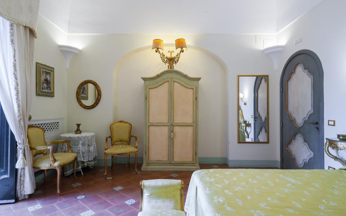 villa-positano-amalfi-coast-italy-luxury-pool-antique-affresco-bed (16).jpg