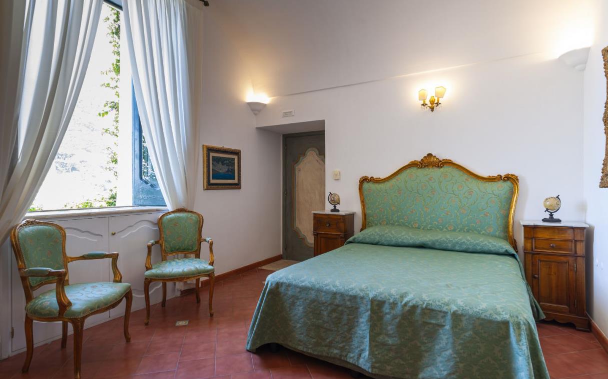 villa-positano-amalfi-coast-italy-luxury-pool-antique-affresco-bed (19).jpg