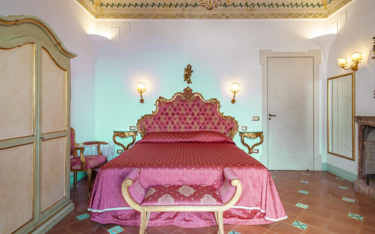 villa-positano-amalfi-coast-italy-luxury-pool-antique-affresco-bed (1).jpg