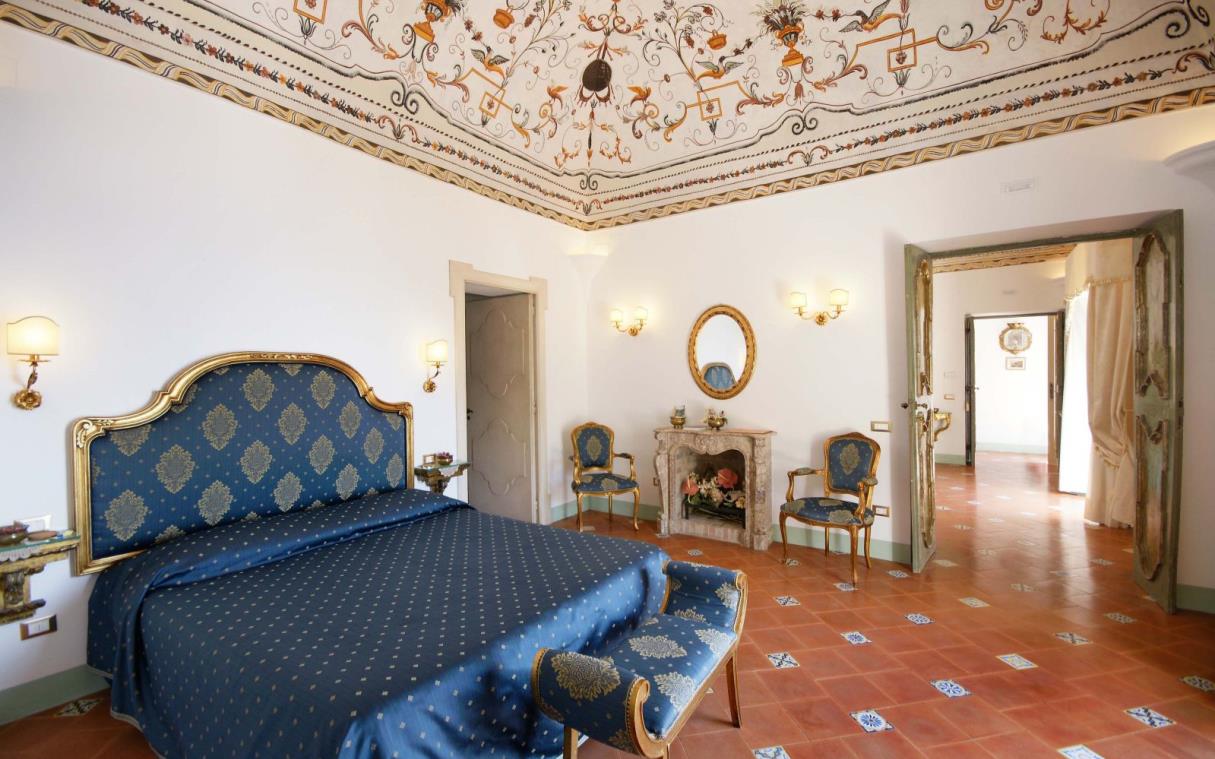 villa-positano-amalfi-coast-italy-luxury-pool-antique-affresco-bed (7).jpg