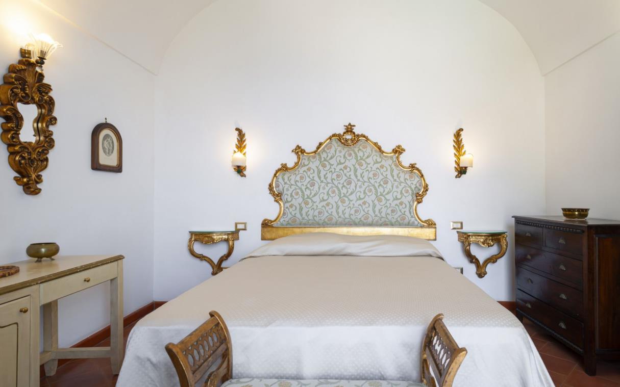 villa-positano-amalfi-coast-italy-luxury-pool-antique-affresco-bed (21).jpg