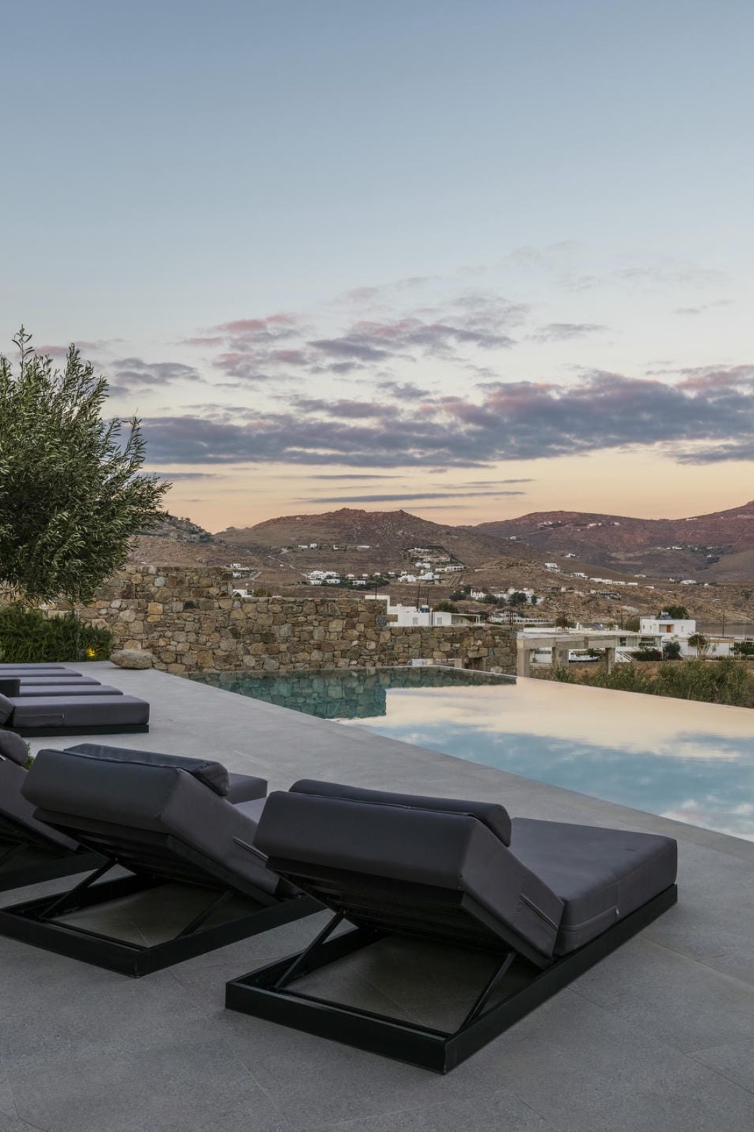 Blue Eye Grand Villa